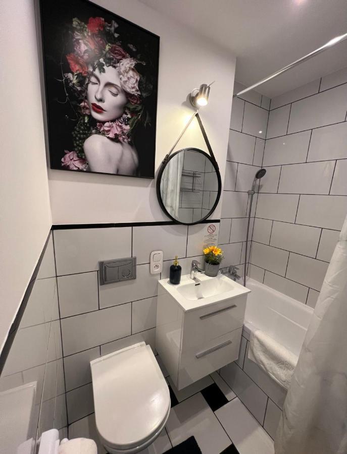 Unit Rooms Warszawa By Metro Rondo Onz Short Rent Idealne Pokoje Na Nocleg W Warszawie 外观 照片